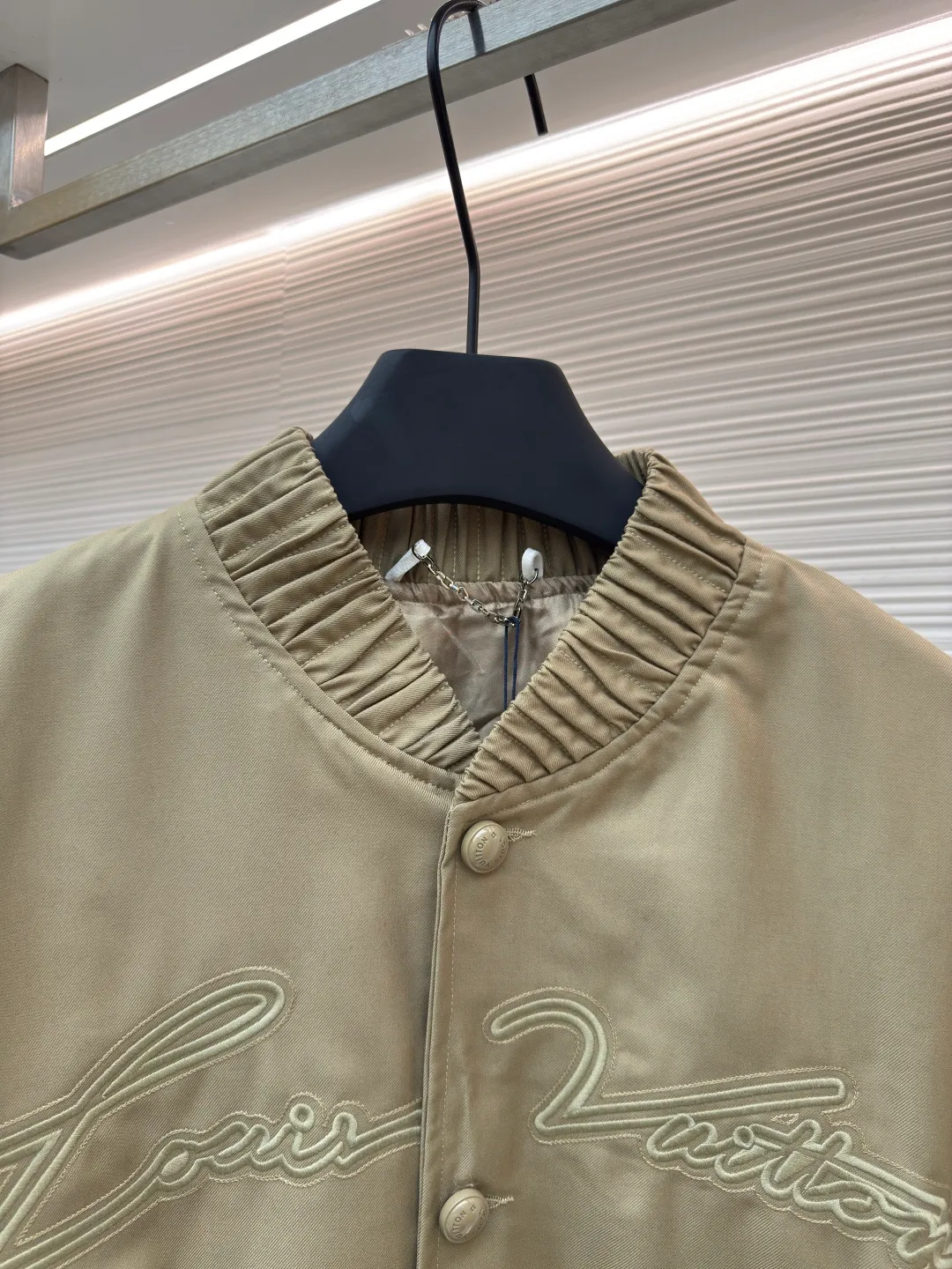 LOUIS VUITTON Feidong embroidered silhouette jacket ●Authentic product: purchased and developed for 25400 ●Item number: 1680655-B50 ●Fabric: cotton fabric ●Technology: embroidery printing ●Version: fitted version ●Weight: about 780 grams ●Size: 46-48-50-52 ●Description: Pattern-making and development from the source of our own factory. We insist on not making goods without the original version. Classic ma1 flying version. Don’t pick your figure. Everything is easy to control. The fabric is made of custom dyed cotton YB twill fabric, which is not available in the market. The front panel is printed with eight-claw machine screen embroidery. The positioning logo letters are cut out, and the shoulder seams and back collar hem are offset and cut. All are hand-cut in one piece. The matching glossy hand-stitched buttons with the letter logo are customized and the same color heel with hardware stud buttons. The overall wiring is straight and delicate, the fabric is comfortable and soft, and the color is consistent without color difference. It can be matched with the same style to create a fashionable look and control various occasions. Customized accessories, complete with three standards, same style for men and women!